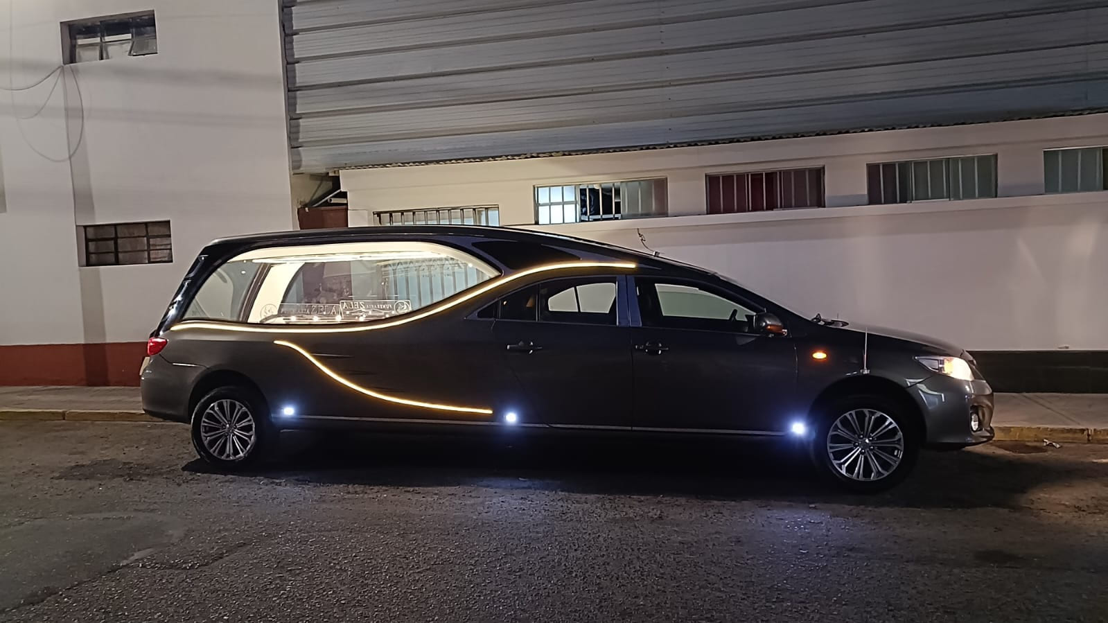 Coche funerario moderno y elegante